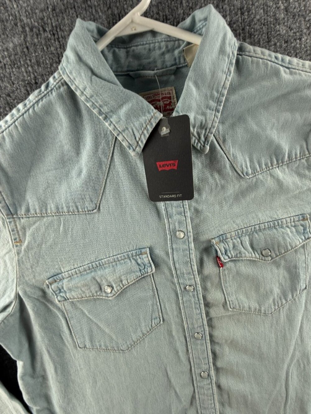NWT Levi’s Pearl Snap Up Shirt Western Denim Pockets Lightweight Medium Blue - Picture 2 of 15